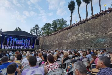 Momente magice în Cetatea Sucevei, la concertul susținut de orchestra „Frații Advahov” cu maestrul Eugen Doga