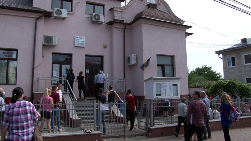 Serviciul Pașapoarte a reluat, de ieri, programul de lucru obișnuit