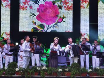 Momente magice în Cetatea Sucevei, la concertul susținut de orchestra „Frații Advahov” cu maestrul Eugen Doga