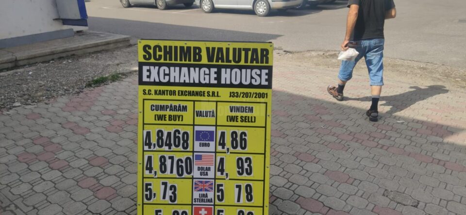 Dolarul a depășit euro și la casele de schimb valutar din Suceava