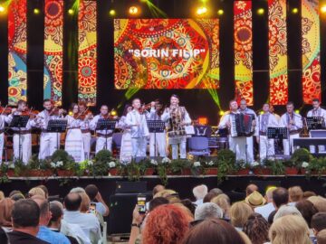 Momente magice în Cetatea Sucevei, la concertul susținut de orchestra „Frații Advahov” cu maestrul Eugen Doga