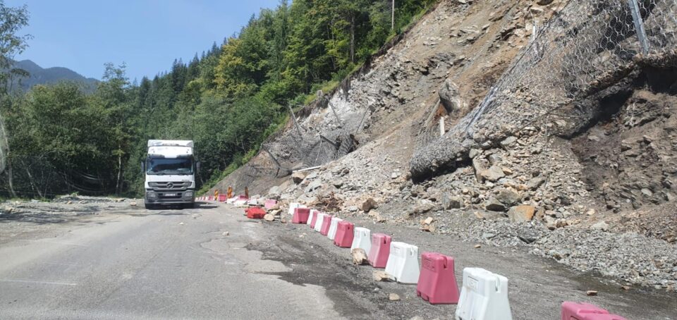 Noi căderi de pe versantul care se prăvălește pe DN 17 B, la Holda-Broșteni