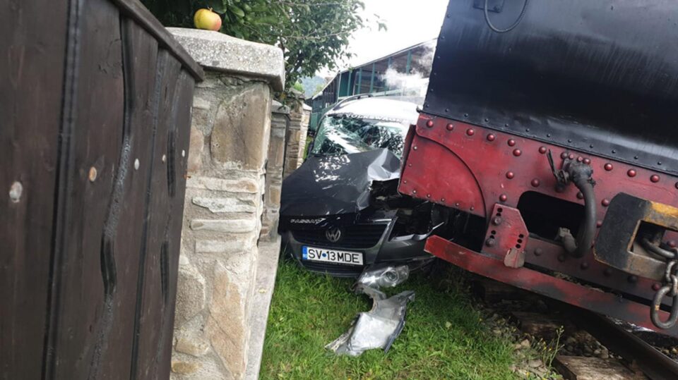 În urma impactului locomotiva a deraiat, iar autoturismul a fost avariat