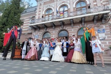 Deschiderea oficială a Festivalului „Birlic” a avut loc luni, 22 august, cu parada costumelor de teatru