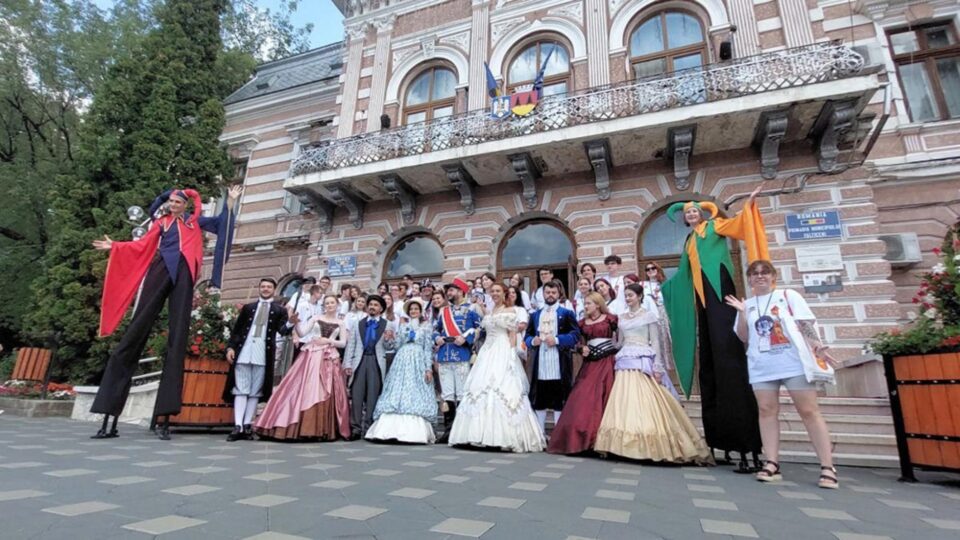 Deschiderea oficială a Festivalului „Birlic” a avut loc luni, 22 august, cu parada costumelor de teatru Deschiderea oficială a Festivalului „Birlic” a avut loc luni, 22 august, cu parada costumelor de teatru