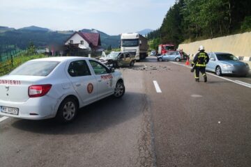 Opt răniți după ciocnirea a două mașini, în Pasul Mestecăniș