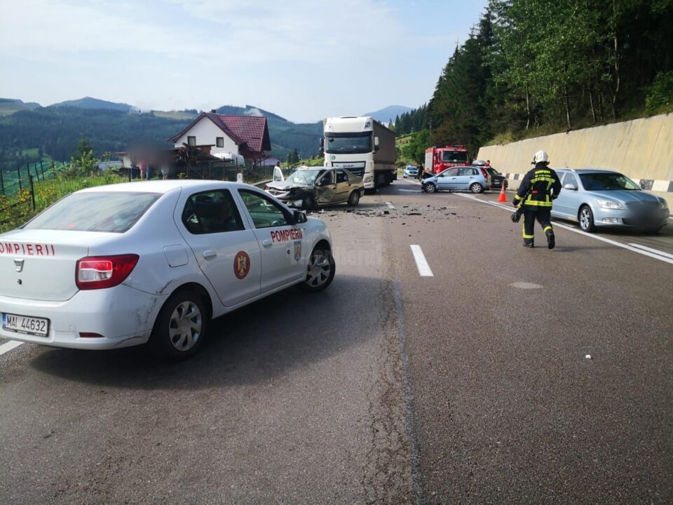 Opt răniți după ciocnirea a două mașini, în Pasul Mestecăniș