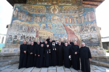 Promoția 1985 de la Facultatea de Teologie Ortodoxă din Sibiu s-a reunit la Mănăstirea Voroneț Foto Constantin Ciofu