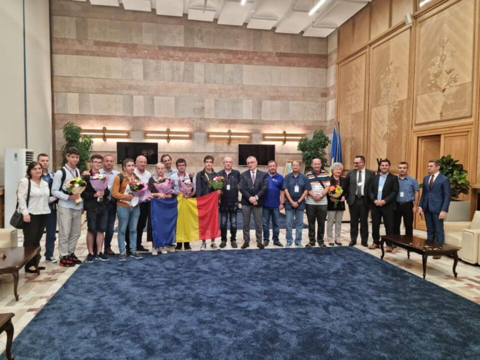 Olimpicii romani au fost asteptati la aeroport de ministrul Sorin Cimpeanu
