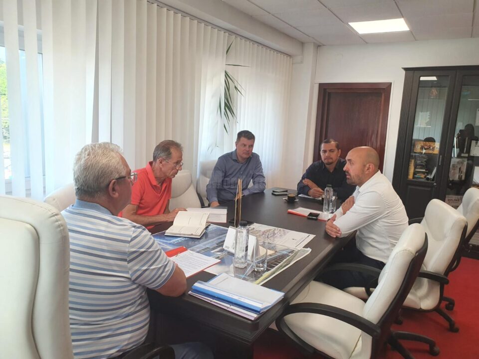 Primarul Sucevei, Ion Lungu, la discuții cu reprezentanții companiei Delgaz Grid SA Tg. Mureș 2