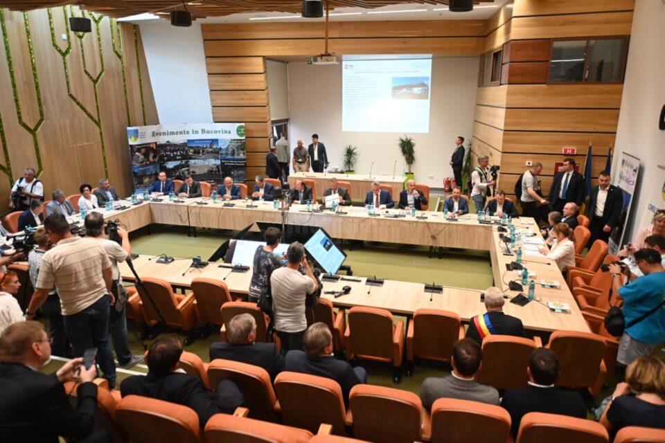 Semnarea contractului de realizare a celui mai mare cămin studențesc din România, cu firma Simion Tehnoconstruct, a avut loc la Palatul Administrativ, în Sala Unirii