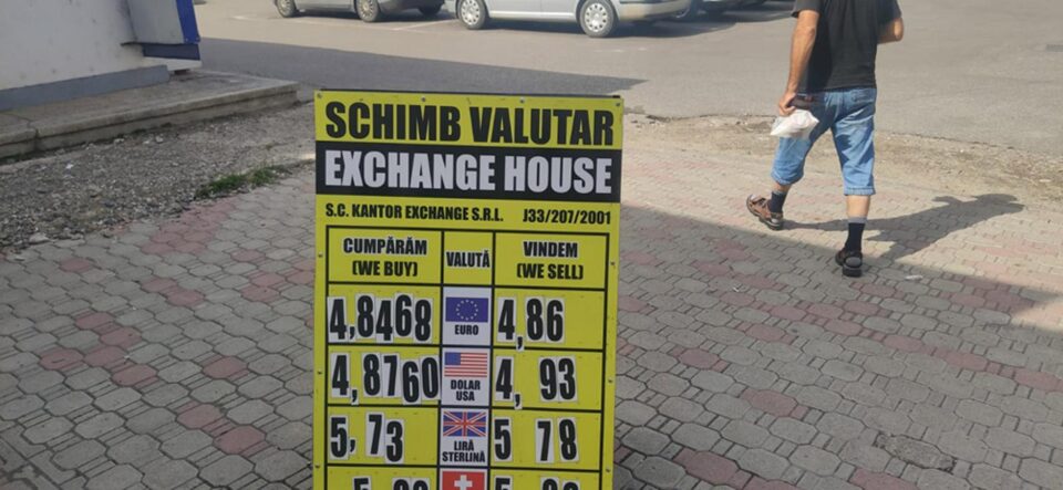Dolarul a depășit euro și la casele de schimb valutar din Suceava