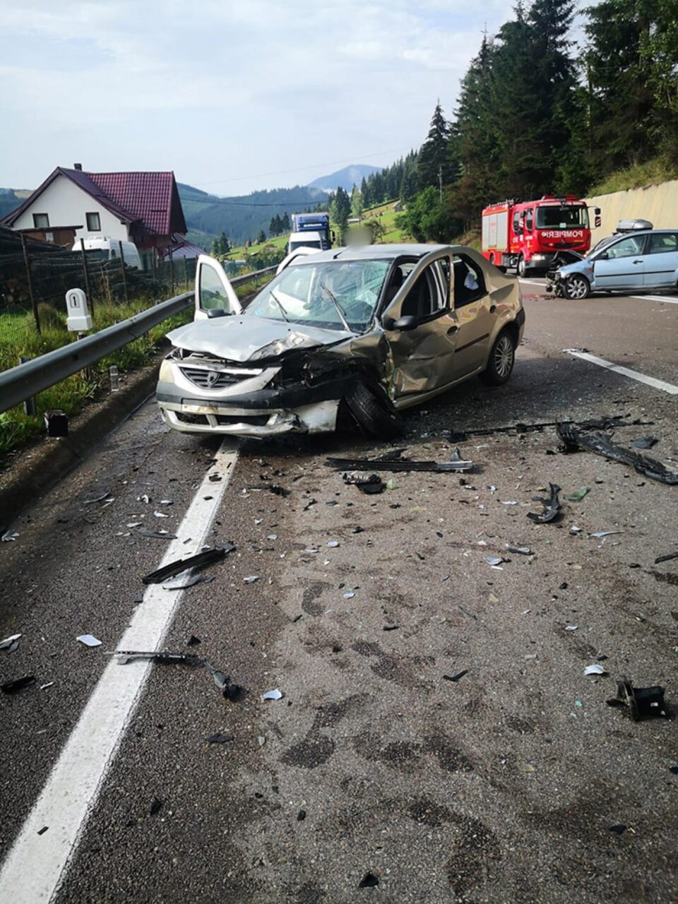 Opt răniți după o intrare neglijentă în curbă periculoasă și pe carosabil umed