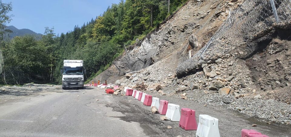 Noi căderi de pe versant la Holda-Broșteni
