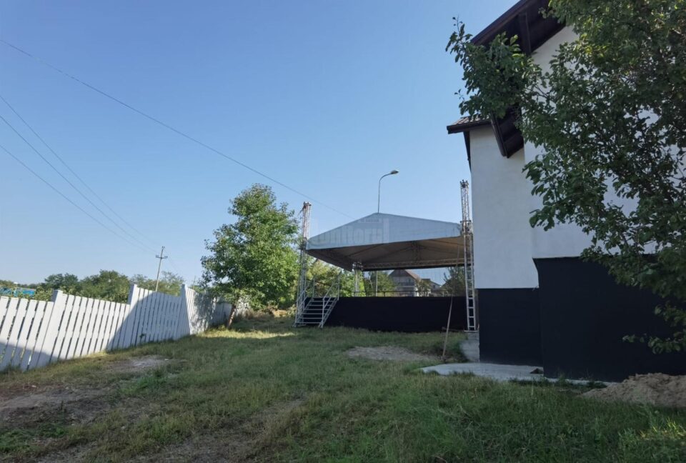 Scena amenajata la intrarea in cartierul Tinereții