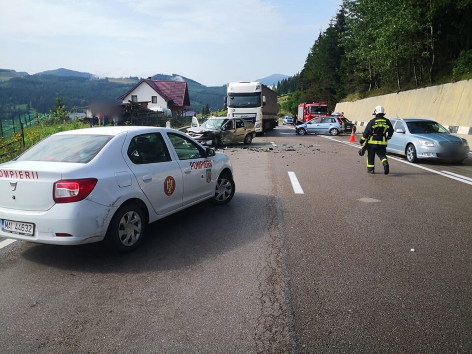 Opt răniți după o intrare neglijentă în curbă periculoasă și pe carosabil umed