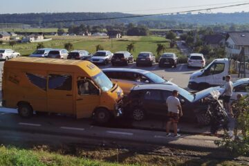 Carambol cu patru mașini la intrarea în Suceava dinspre Plopeni