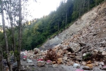 Căderile de pietre de pe versant au blocat din nou DN 17B