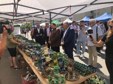 Președintele CJ Suceava, Gheorghe Flutur, a vizitat Târgul Olarilor „Ochiul de Păun”