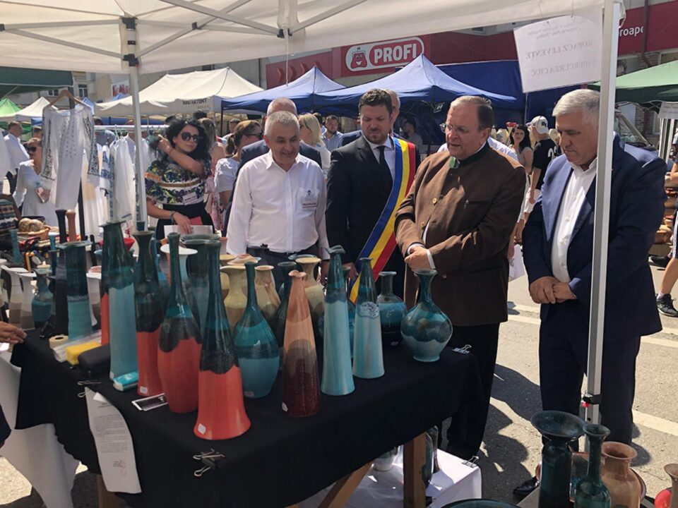 Președintele CJ Suceava, Gheorghe Flutur, a vizitat Târgul Olarilor „Ochiul de Păun”