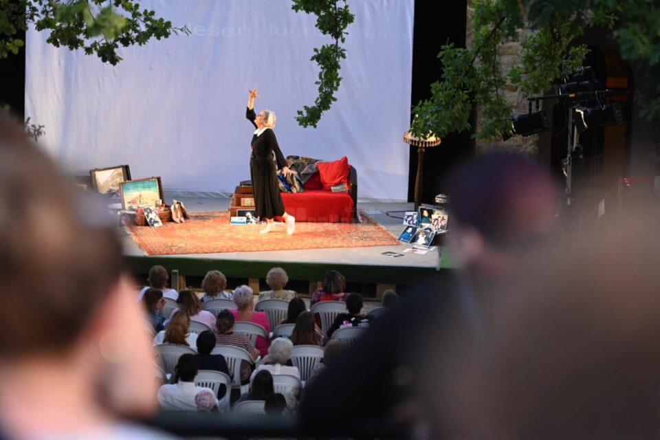 Frânturi din viața actriței Maia Morgenstern, dăruite sucevenilor cu tandrețe, cu nostalgie, cu umor, în spectacolul-confesiune „Nu sunt eu”