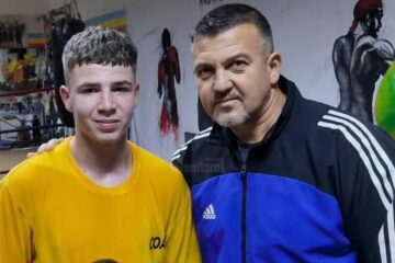 Pugilistul Andrei Bratu alături de antrenorul Andu Vornicu