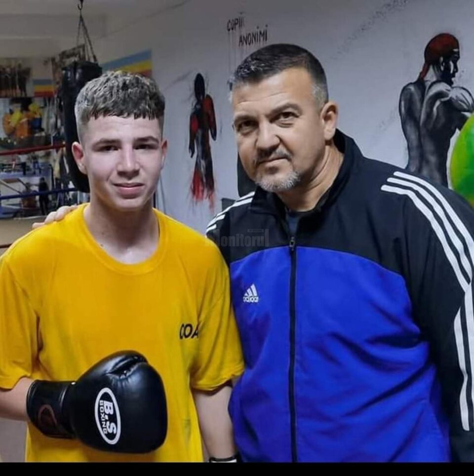 Pugilistul Andrei Bratu alături de antrenorul Andu Vornicu