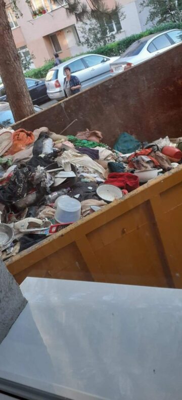 Peste 20 de metri cubi de gunoi a fost scos din apartamentul femeii