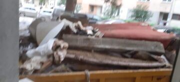 Peste 20 de metri cubi de gunoi a fost scos din apartamentul femeii