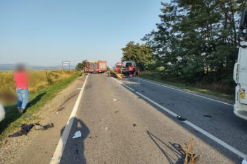 Au scăpat cu viață din căruța ieșită de pe un drum agricol în fața unei mașini