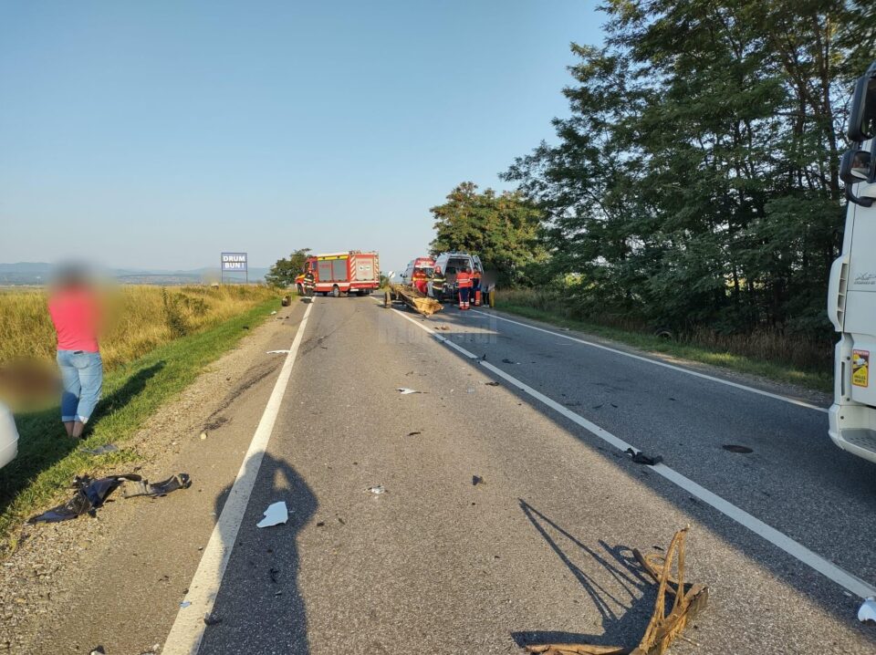 O căruță în care erau doi adulți și doi copii, lovită violent de o mașină