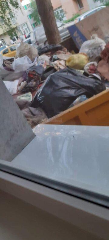 Peste 20 de metri cubi de gunoi a fost scos din apartamentul femeii
