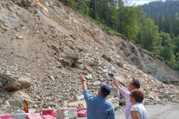 Dispoziție de blocare a accesului pe DN 17B, în zona alunecărilor masive