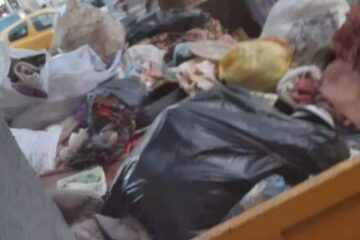 Peste 20 de metri cubi de gunoi a fost scos din apartamentul femeii