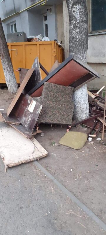 Peste 20 de metri cubi de gunoi a fost scos din apartamentul femeii