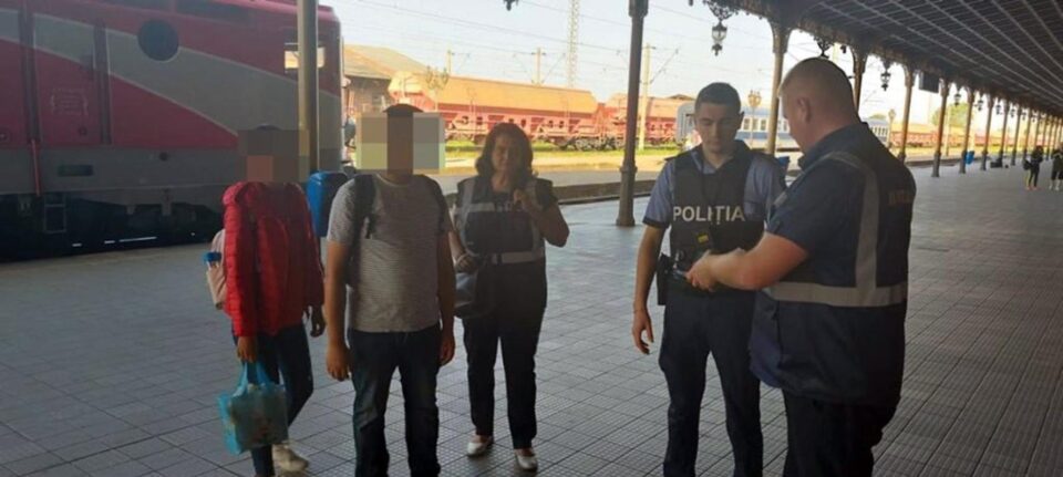 Doi cetățeni nepalezi care stăteau ilegal în România, depistați de polițiștii de Imigrări din Suceava Doi cetățeni nepalezi care stăteau ilegal în România, depistați de polițiștii de Imigrări din Suceava