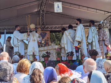 Sute de credincioși au participat la slujba de sfințire a Bisericii „Sf. Vasile cel Mare”, oficiată de ÎPS Teodosie și PS Damaschin Dorneanul