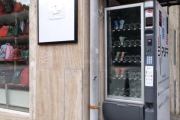 Automat de vânzare a vape-urilor cu nicotină, amplasat chiar în centrul Sucevei