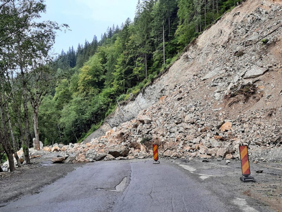 Așa arată DN 17 B, în zona alunecărilor masive