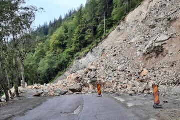Așa arată DN 17 B, în zona alunecărilor masive
