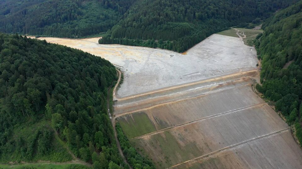 În iazul Tărnicioara sunt milioane de mc de steril