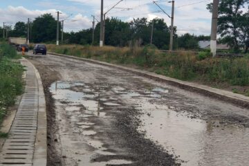 Nimic nu mai are de a face cu un drum județean la intrarea în orașul Liteni