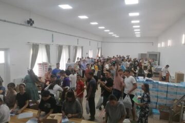 Voluntari care au participat la pregătirea pachetelor