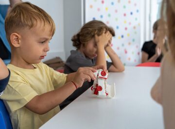 Programe educaționale pentru copiii între 6 luni și 8 ani