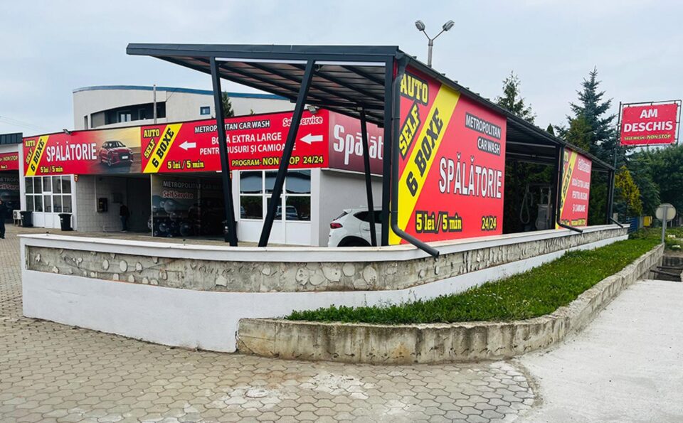 Metropolitan Center se află pe bulevardul Sofia Vicoveanca, la ieșirea din Suceava spre Fălticeni, pe partea dreaptă
