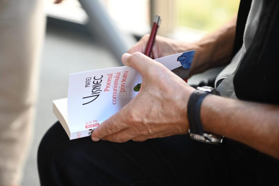 Sesiune de autografe oferite de Matei Vișniec 2