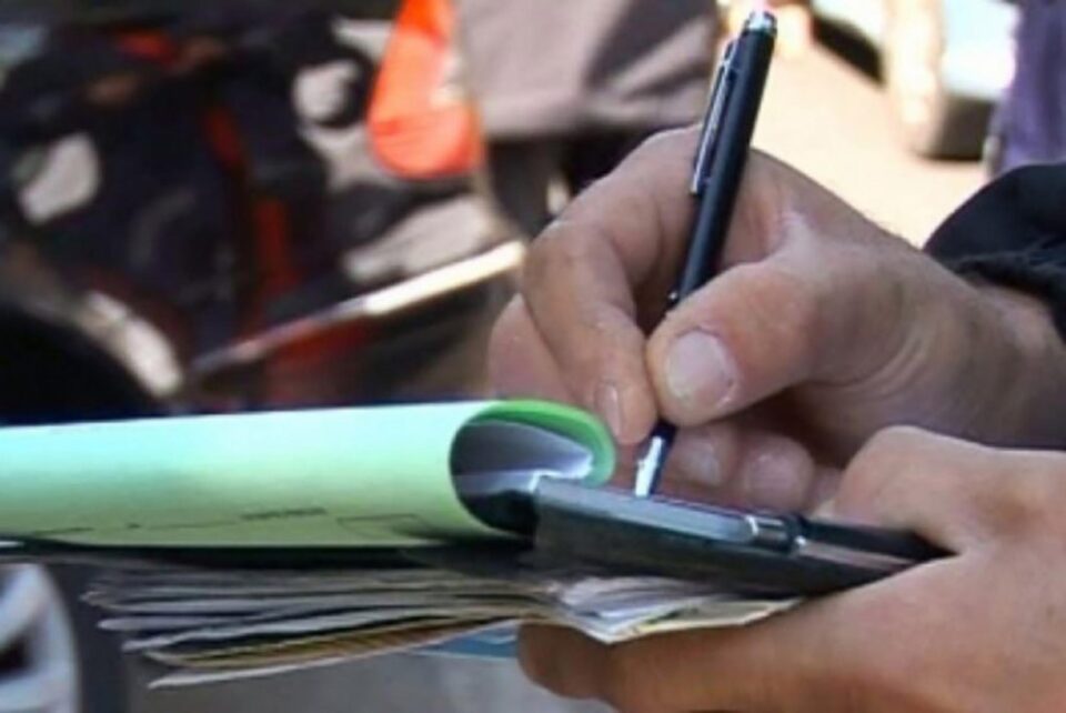Toți cei trei șoferi au rămas fără marfa pe care o transportau și au primit și amenzi din partea polițiștilor Sursa maramedia.ro Toți cei trei șoferi au rămas fără marfa pe care o transportau și au primit și amenzi din partea polițiștilor Sursa maramedia.ro