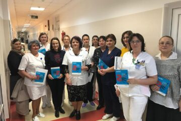 Medici și asistenți la pregătirea QASC