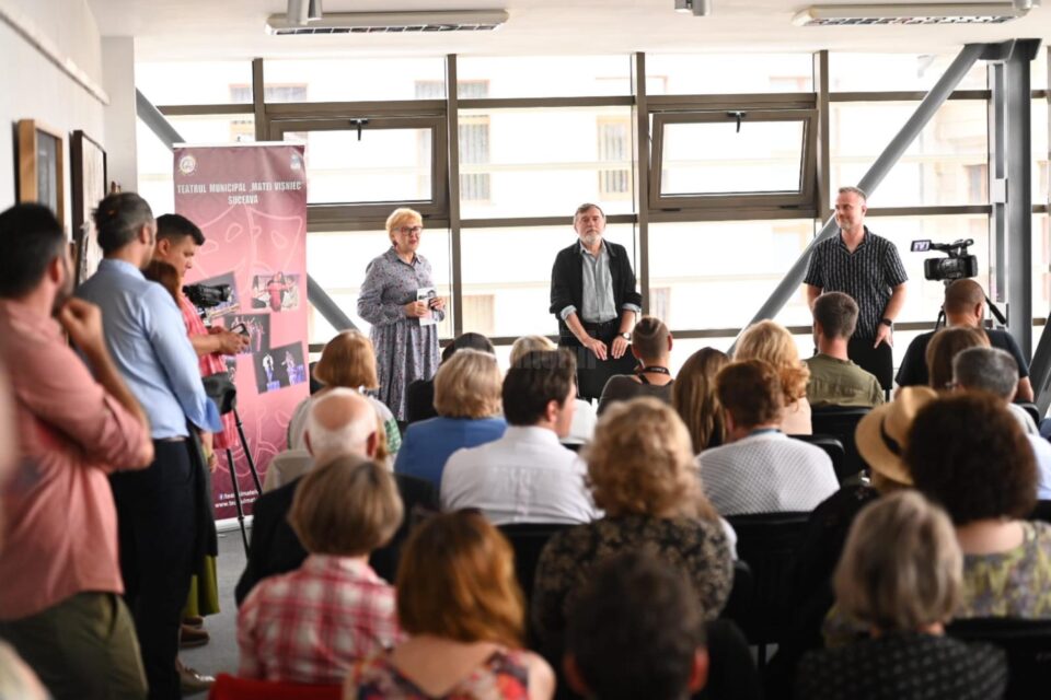 Maestrul Matei Vișniec, alaturi de directorul TMMSV, Angela Zarojanu si regizorul Alexandru Nica, la debutul stagiunii 2022-2023