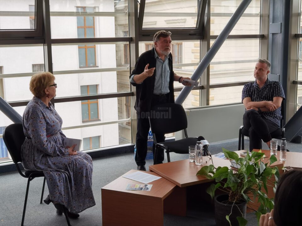 Maestrul Matei Vișniec, alaturi de directorul TMMSV, Angela Zarojanu si regizorul Alexandru Nica 2